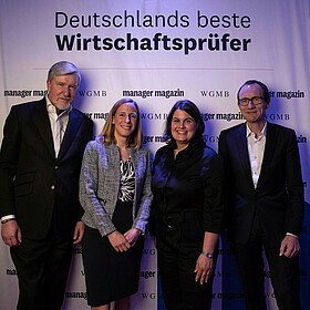 Bei der Auszeichnung am 21.3.2024 nahmen Prof. Dr. Yasmine Bassen-Metz (Mitte links) und Prof. Dr. Eva Bracht (Mitte rechts) die Glückwünsche entgegen.